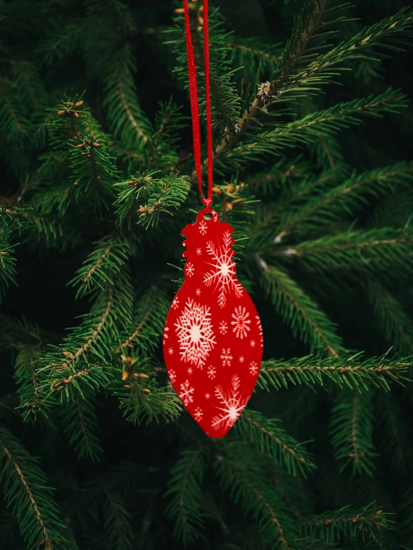 Red snowflakes bulb ornament