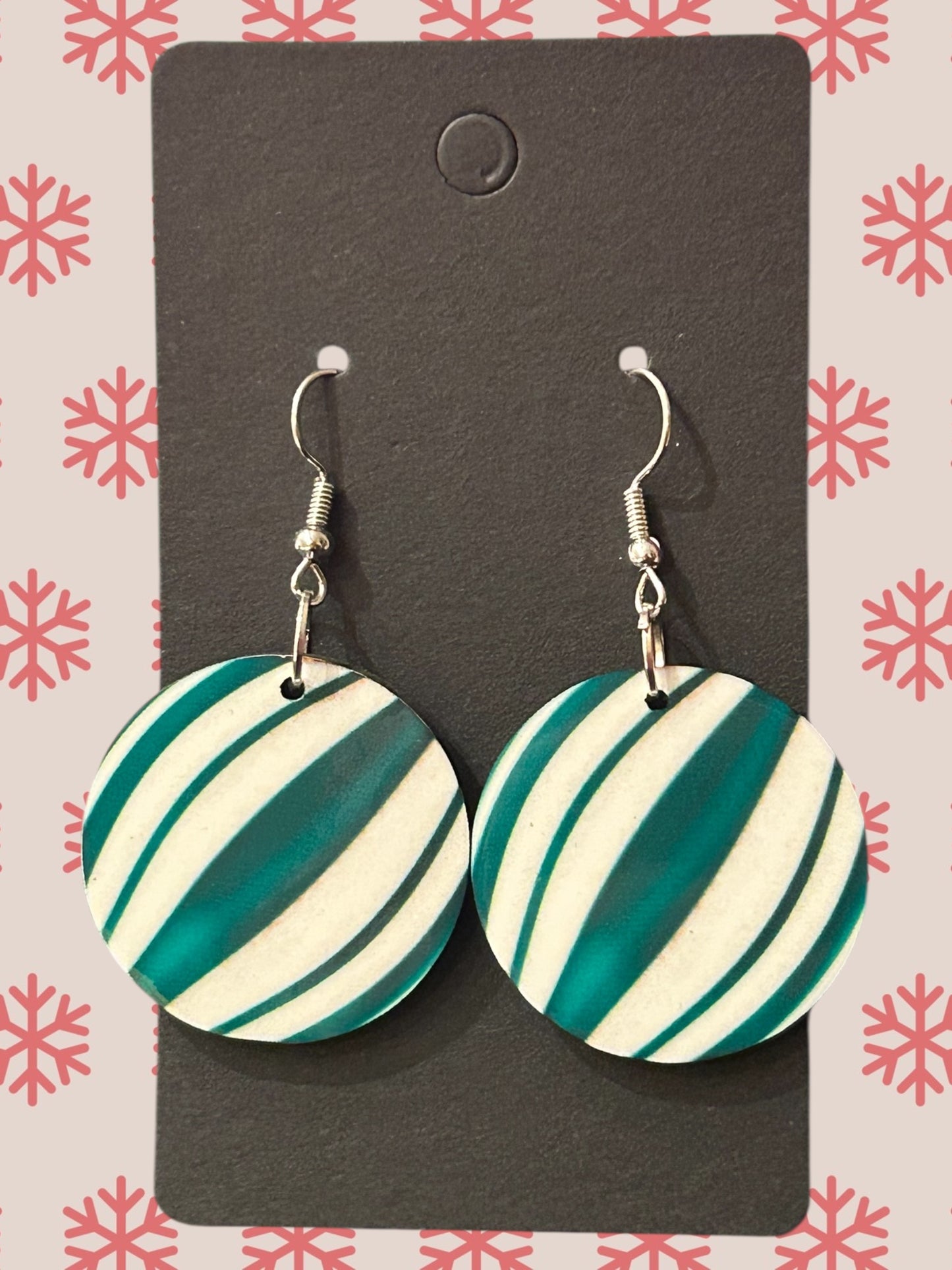 Green ornament round earrings
